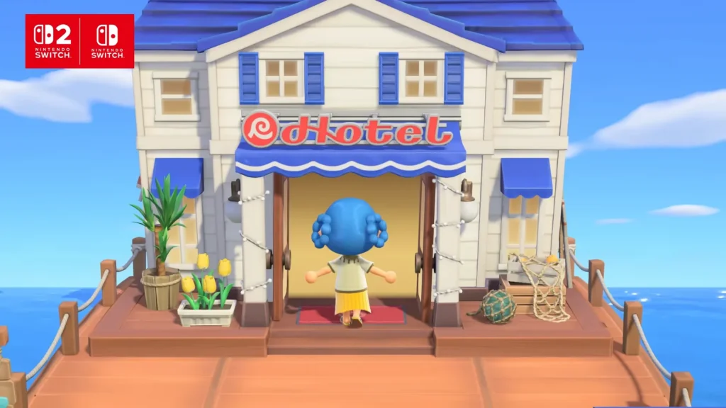 Personaje entrando al hotel de Animal Crossing: New Horizons, con fachada blanca y azul, letrero “Hotel”, plantas decorativas y vistas al mar desde el muelle.
