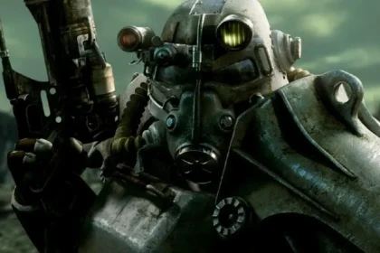 Soldado con armadura de poder de Fallout sosteniendo un arma en un entorno postapocalíptico.