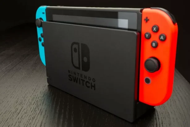 Consola Nintendo Switch colocada en el dock oficial, con los Joy-Con azul neón y rojo neón