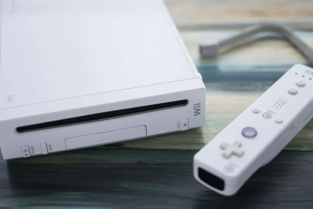 Consola Nintendo Wii junto a un Wii Remote blanco