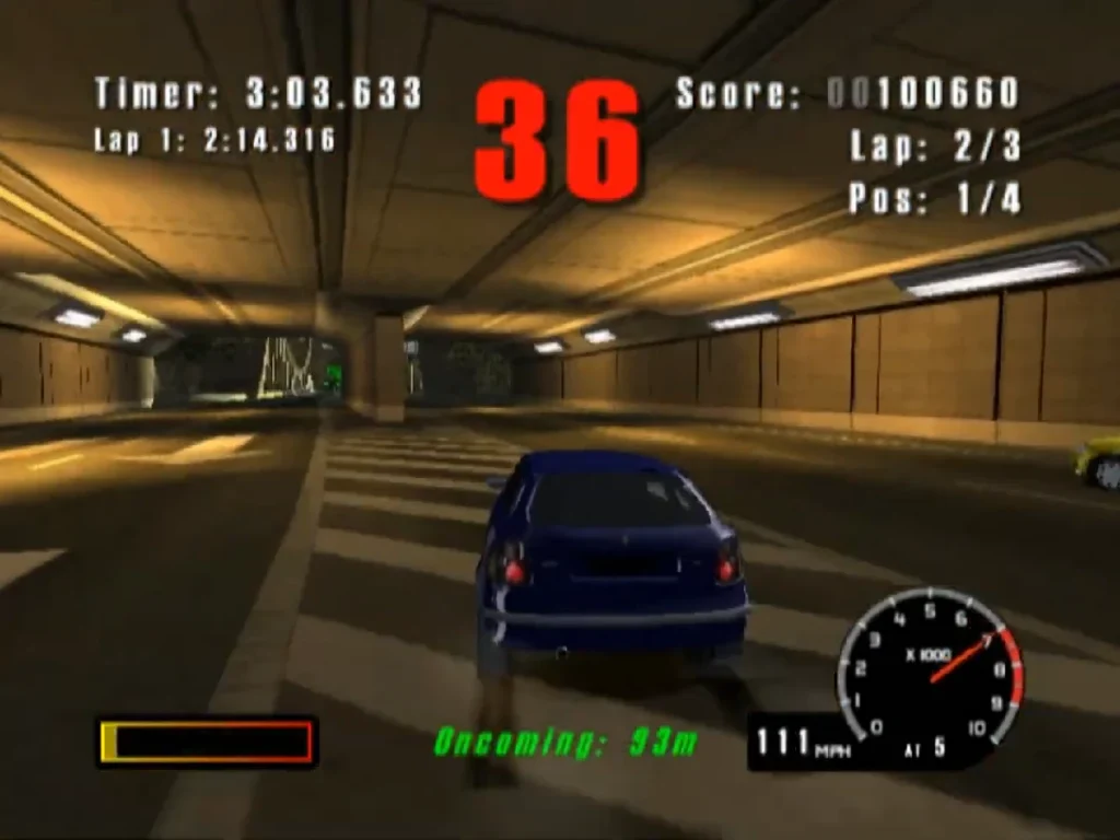 Captura de gameplay de Burnout para GameCube con un coche circulando a gran velocidad por un túnel urbano durante una carrera arcade