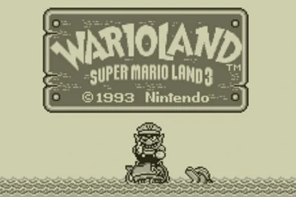 Pantalla de título de Wario Land: Super Mario Land 3 en Game Boy con Wario sobre un tiburón al inicio del juego.